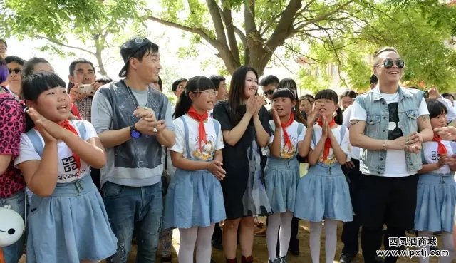 红色经典西凤酒--中国好声音走进渭南灯塔小学爱心捐赠