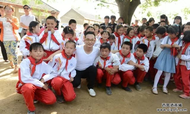 红色经典西凤酒--中国好声音走进渭南灯塔小学爱心捐赠