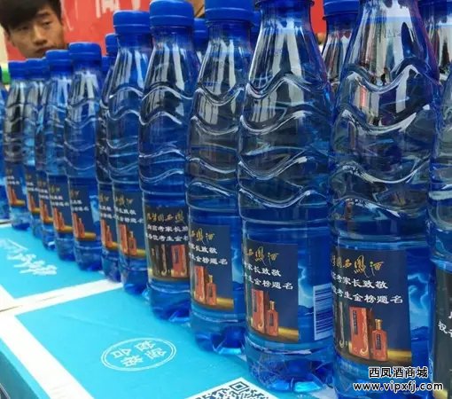 一瓶瓶整齐排列的爱心水正在等待被送到考生和家长手中
