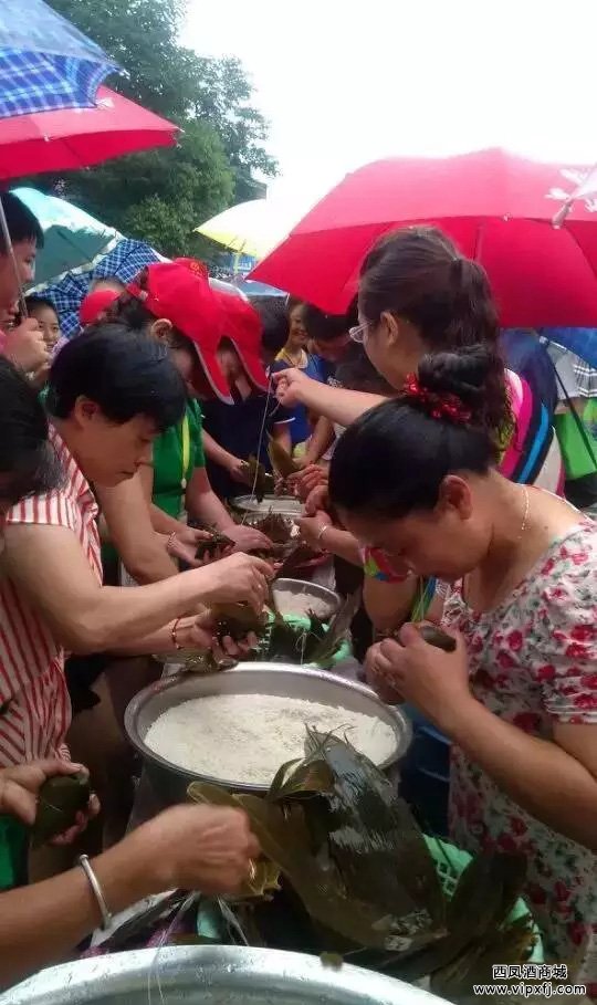 西凤酒厂工人与志愿者包粽子比赛