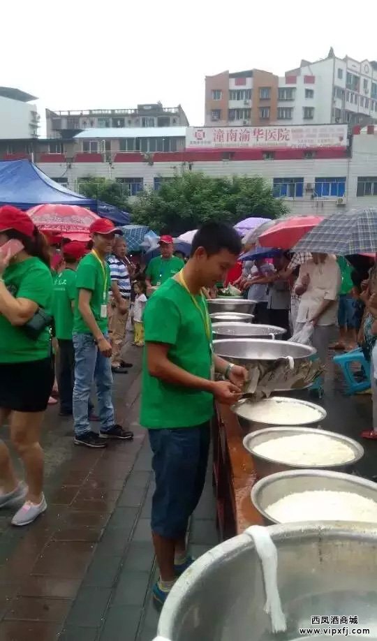 西凤酒厂工人与志愿者包粽子比赛