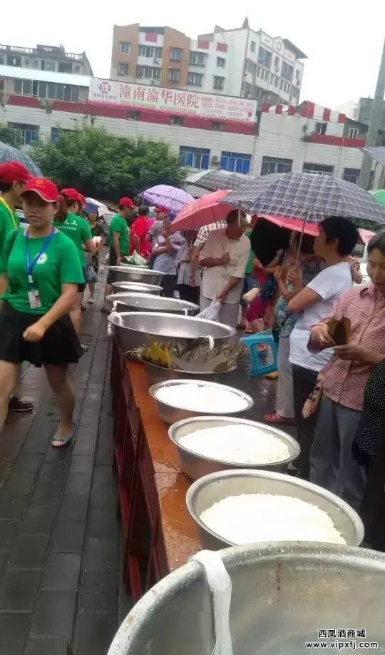 西凤酒厂工人与志愿者包粽子比赛