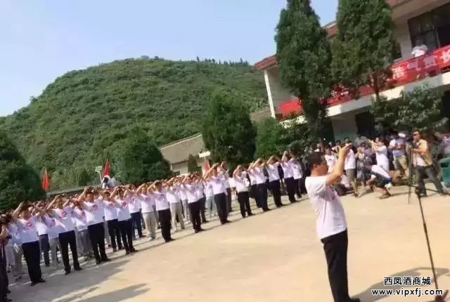 撒酒祭英魂