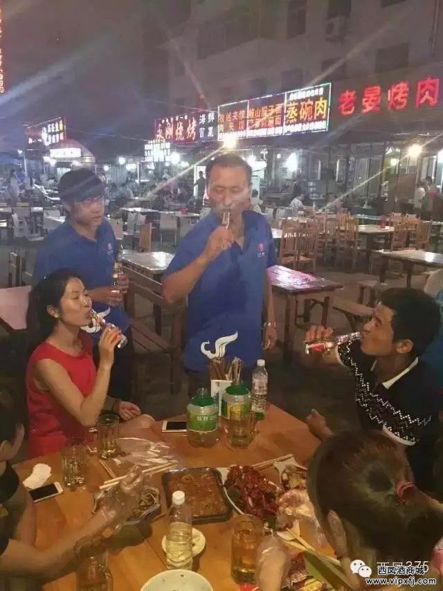 总经理王东在临潼夜市与消费者共饮西凤125