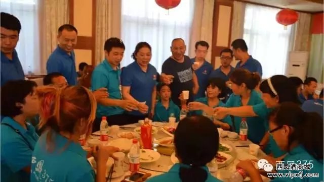 与合作伙伴共饮