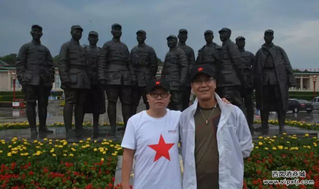 智德通集团副总经理与时尚六年总经理宇文雷力合影留念