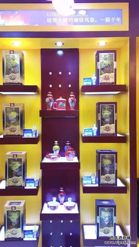 店内布置颇为用心,国花、国酒、国瓷文化完美结合,生动再现来自大唐的国风