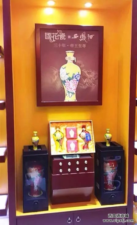 国花瓷西凤酒的中秋定制礼盒,名酒加名饼,今年中秋就送它了。