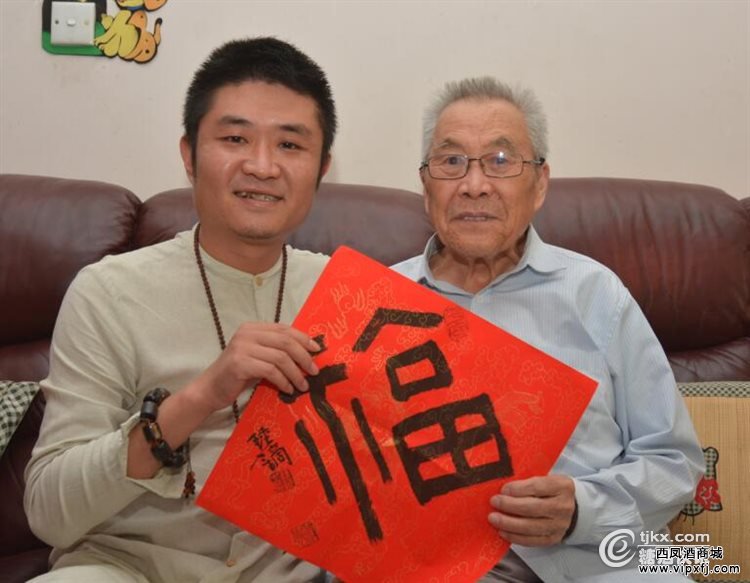 苗阜与四世同堂的老兵崔贤生聊家常 听老先生讲述当年的抗战故事