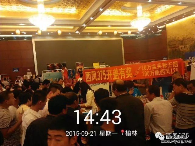 从早到晚,一直被围得水泄不通的展位。