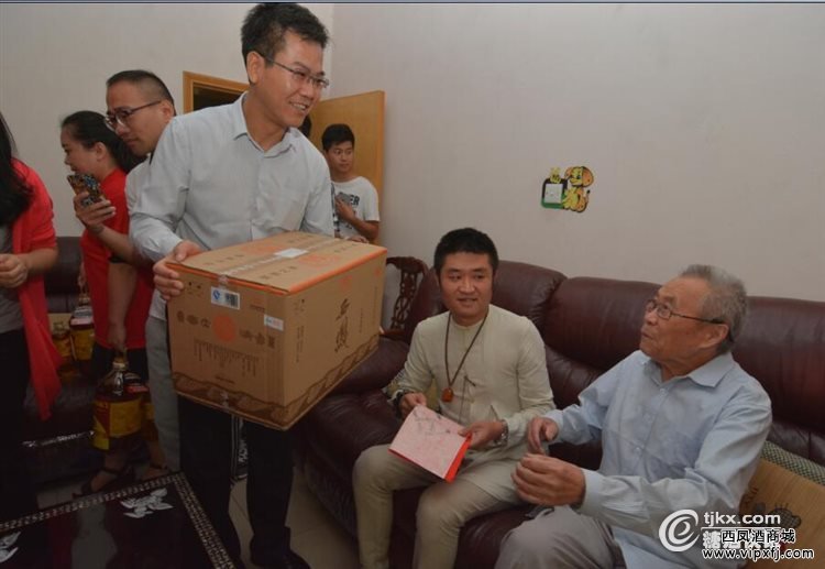 苗阜与四世同堂的老兵崔贤生聊家常 听老先生讲述当年的抗战故事