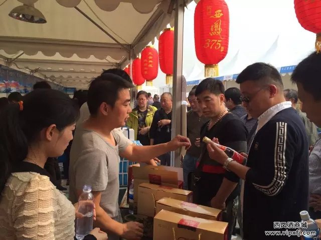 站台前络绎不绝的人群,西凤375酒礼盒备受欢迎