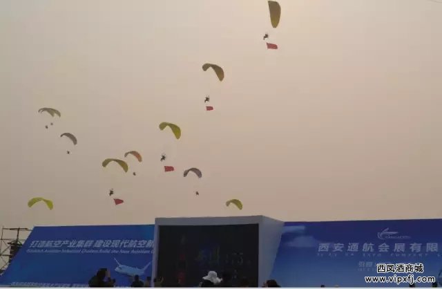 内府机场中心广场直播大屏幕每天循环播放西凤375酒宣传片
