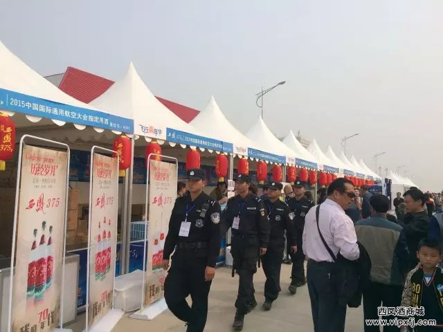 贵宾休息区免费提供食品及饮用水,人气爆满