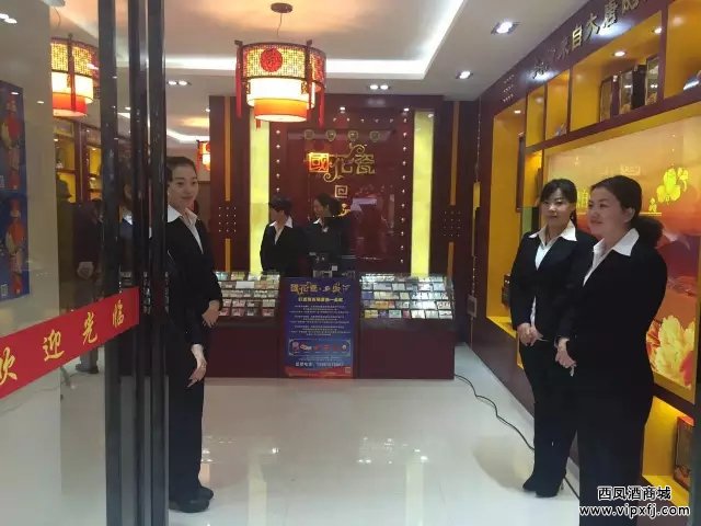 店员们笑意盈盈喜迎八方贵客
