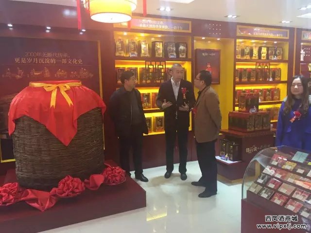 店内装潢古色古香,又不失时尚感。
