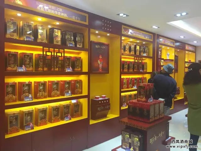 消费者进店参观。