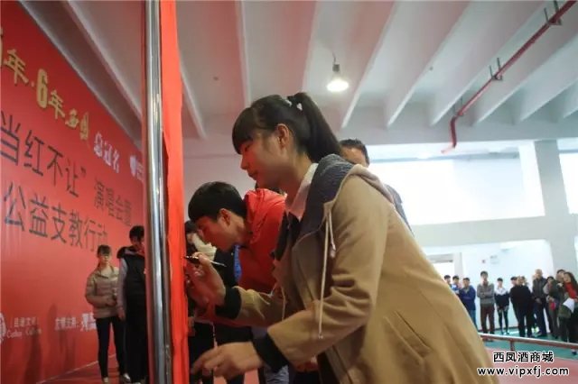 凤翔中学的同学们还在给韩红的一封信上签名。