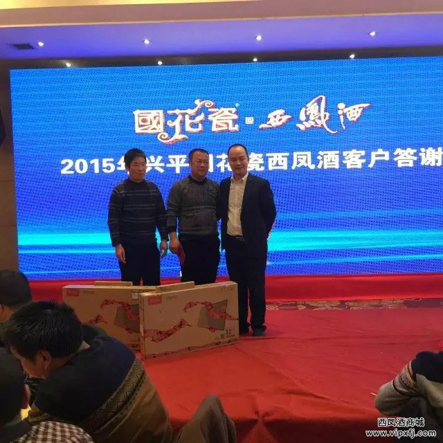 两位幸运嘉宾喜获TCL液晶彩电